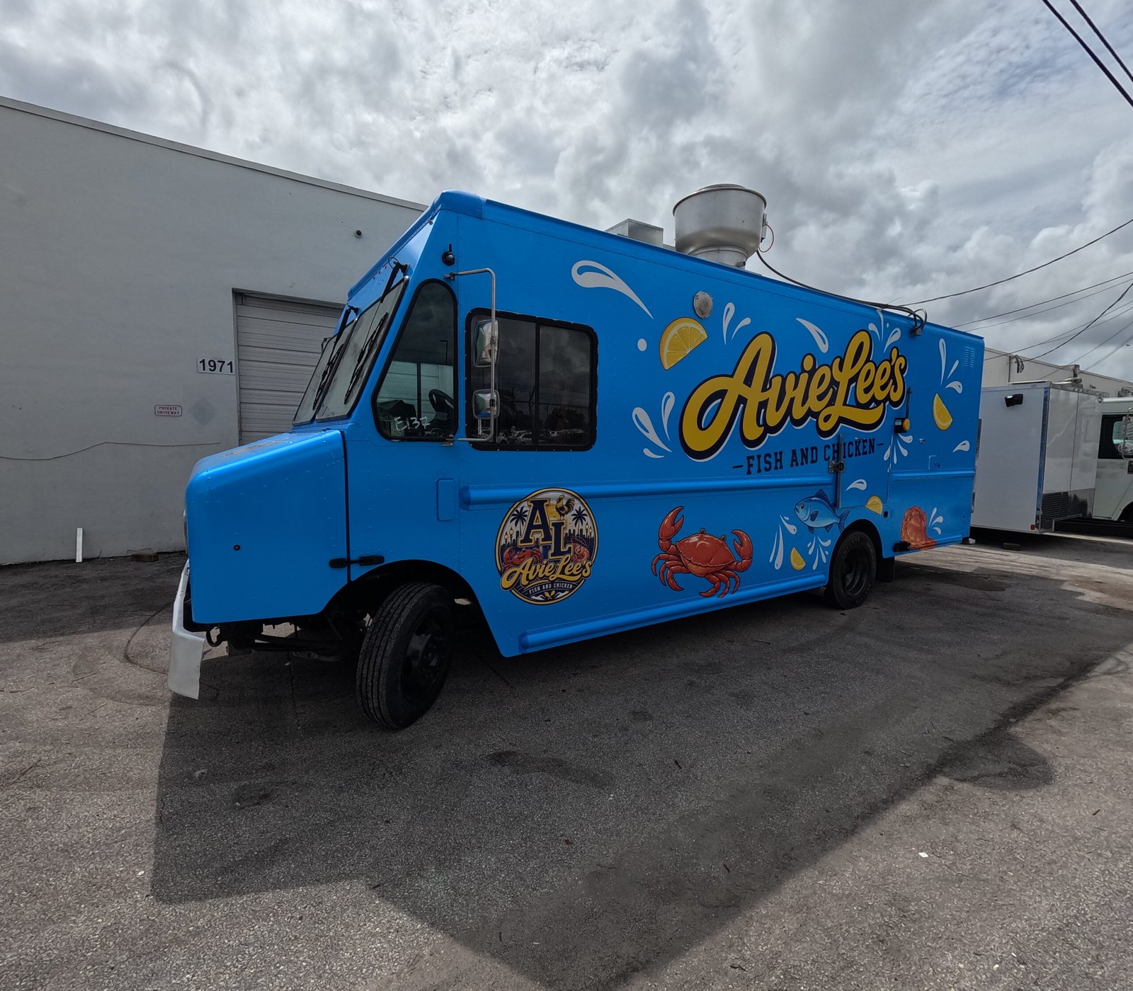 Avie Lee’s Fish And Chicken. Custom Food Truck And Trailer Manufacturer