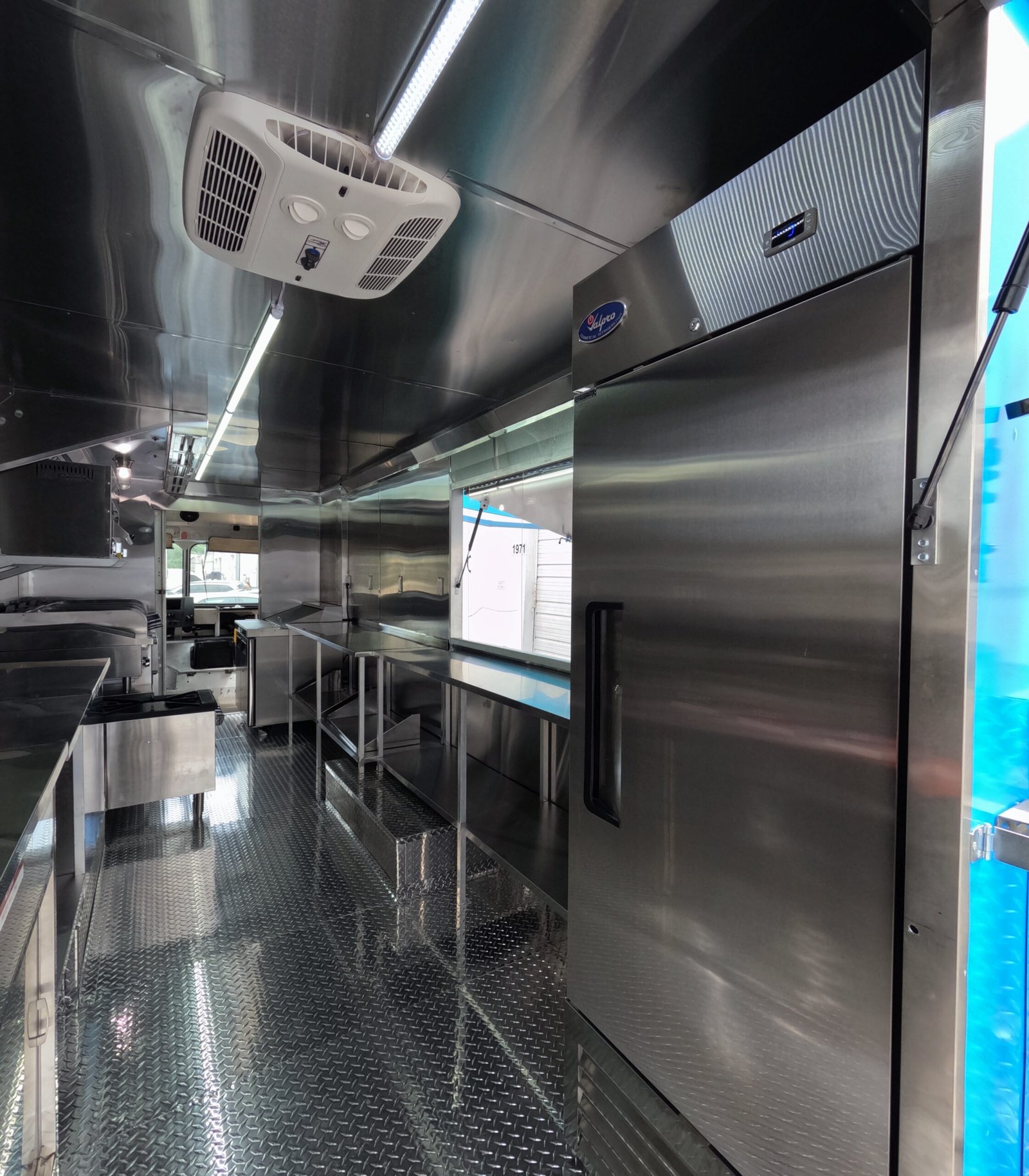 Avie Lee’s Fish And Chicken. Custom Food Truck And Trailer Manufacturer