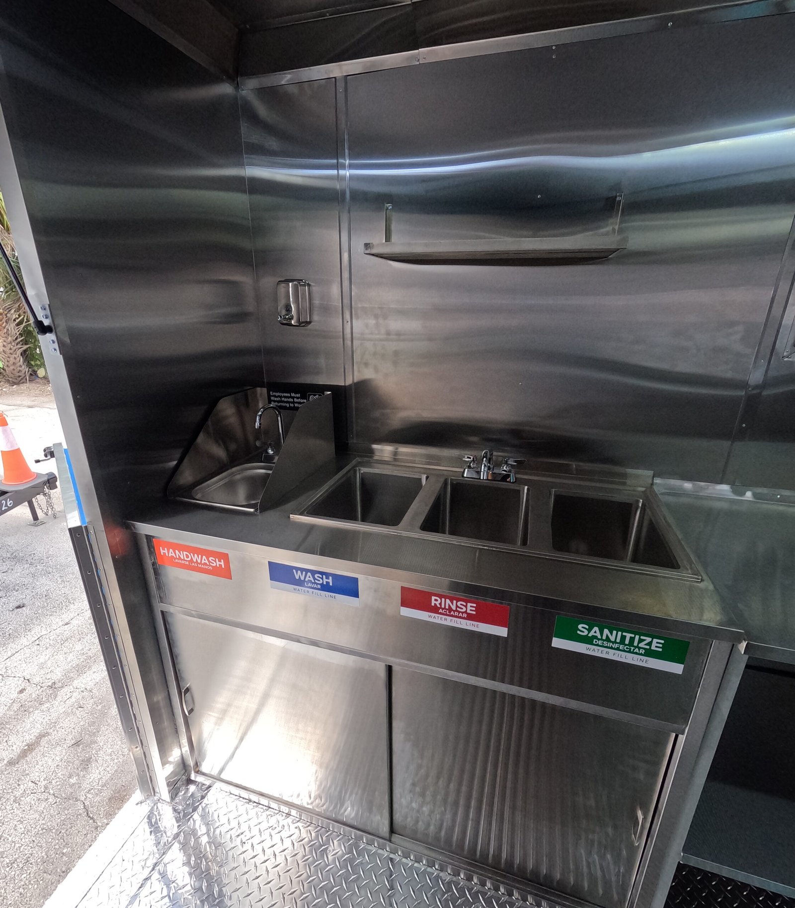 Avie Lee’s Fish And Chicken. Custom Food Truck And Trailer Manufacturer