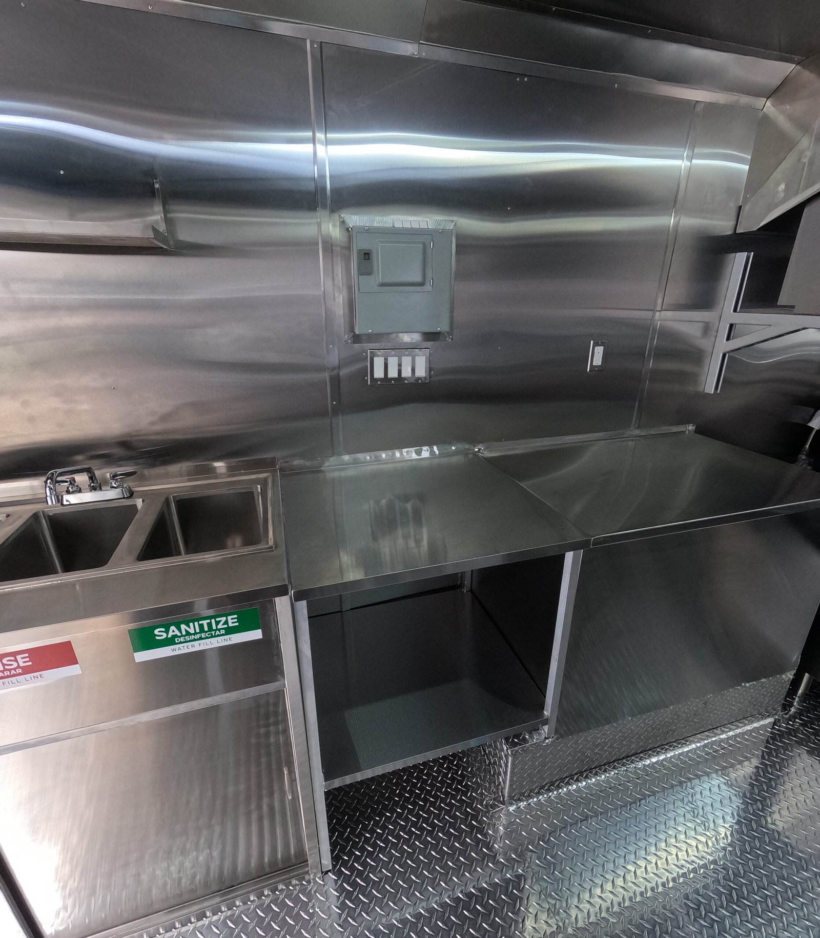 Avie Lee’s Fish And Chicken. Custom Food Truck And Trailer Manufacturer