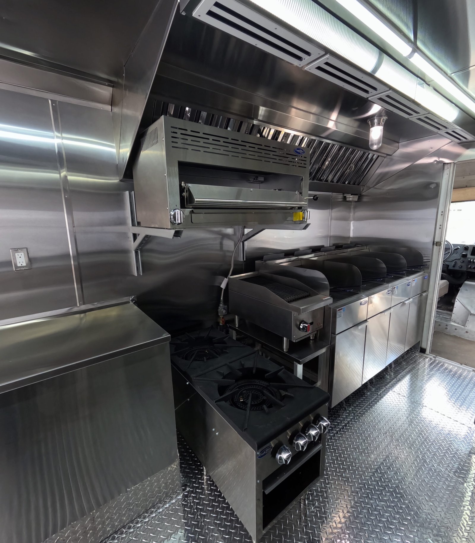 Avie Lee’s Fish And Chicken. Custom Food Truck And Trailer Manufacturer