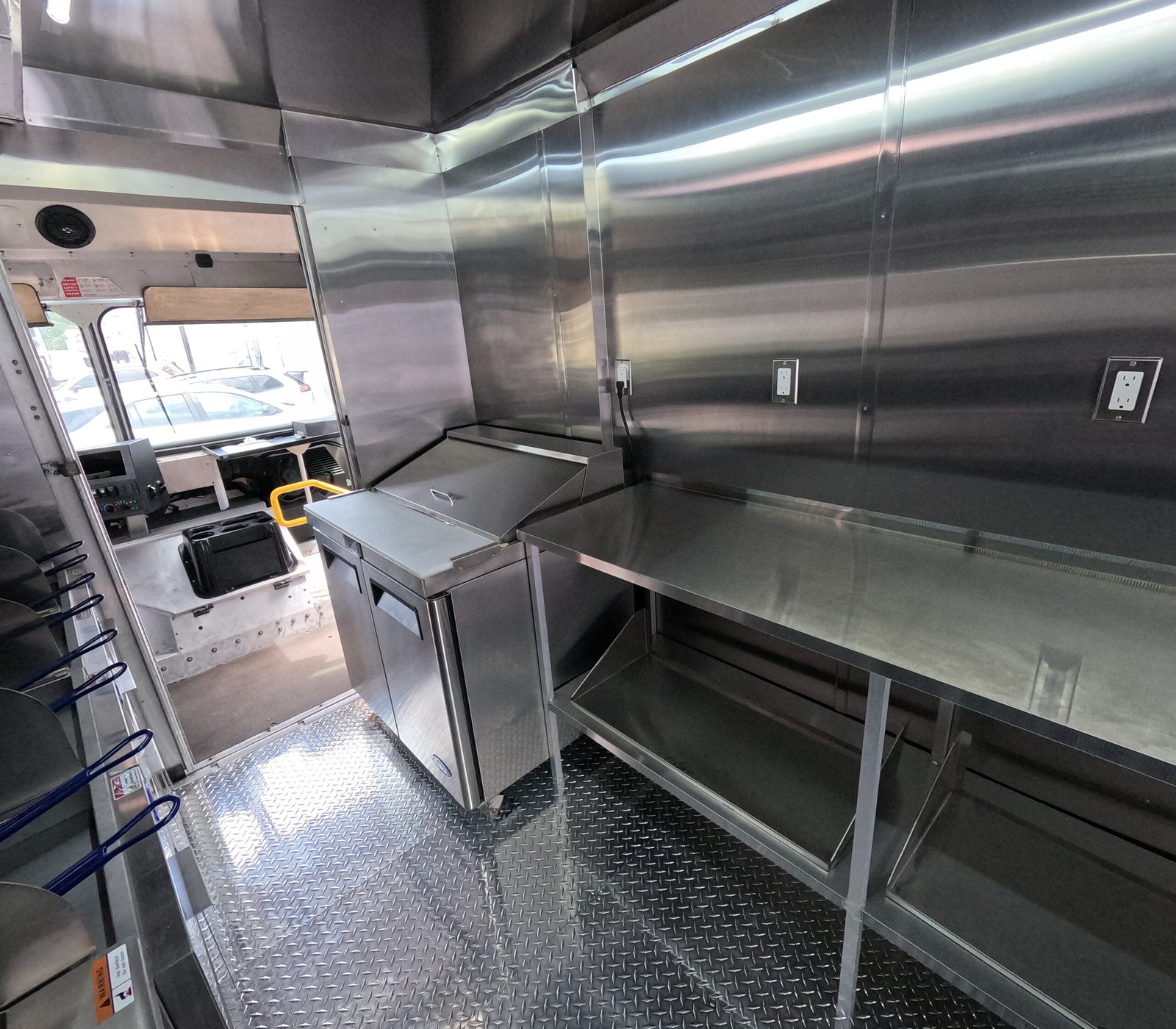 Avie Lee’s Fish And Chicken. Custom Food Truck And Trailer Manufacturer