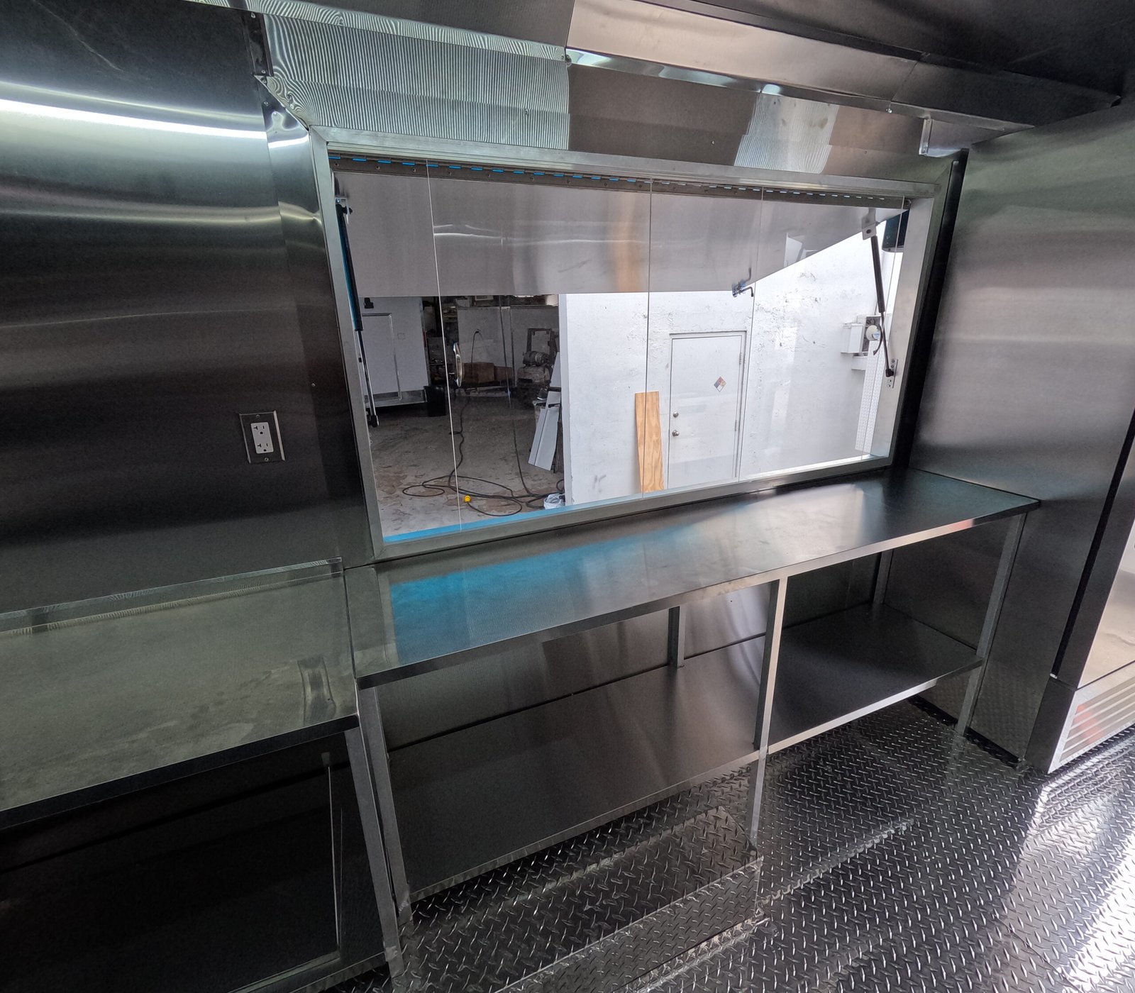 Avie Lee’s Fish And Chicken. Custom Food Truck And Trailer Manufacturer