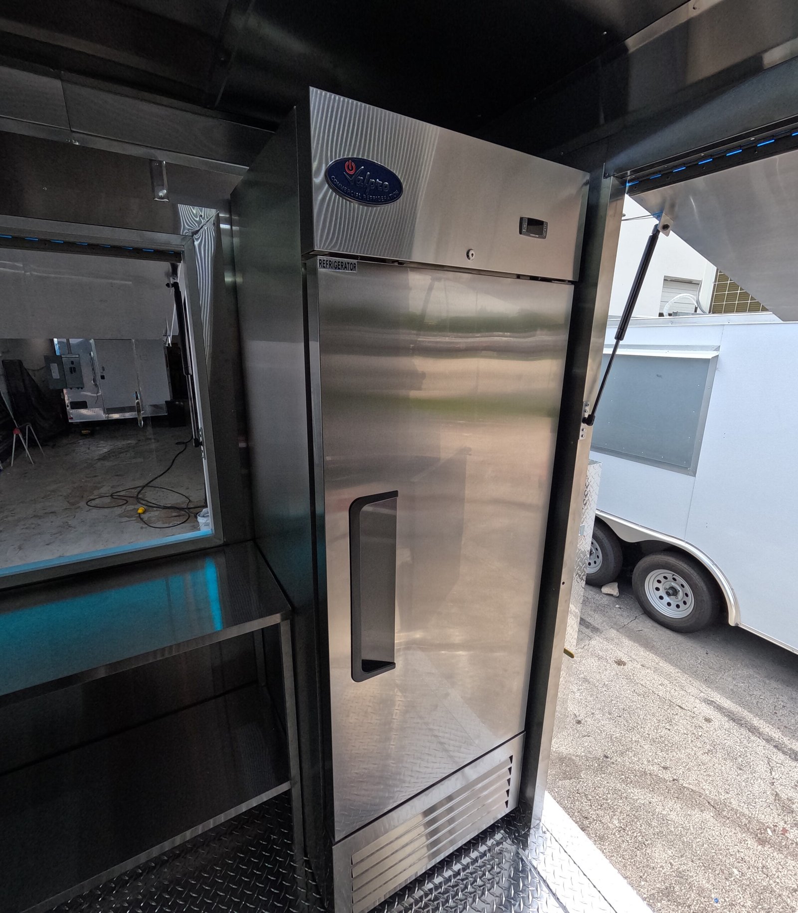 Avie Lee’s Fish And Chicken. Custom Food Truck And Trailer Manufacturer