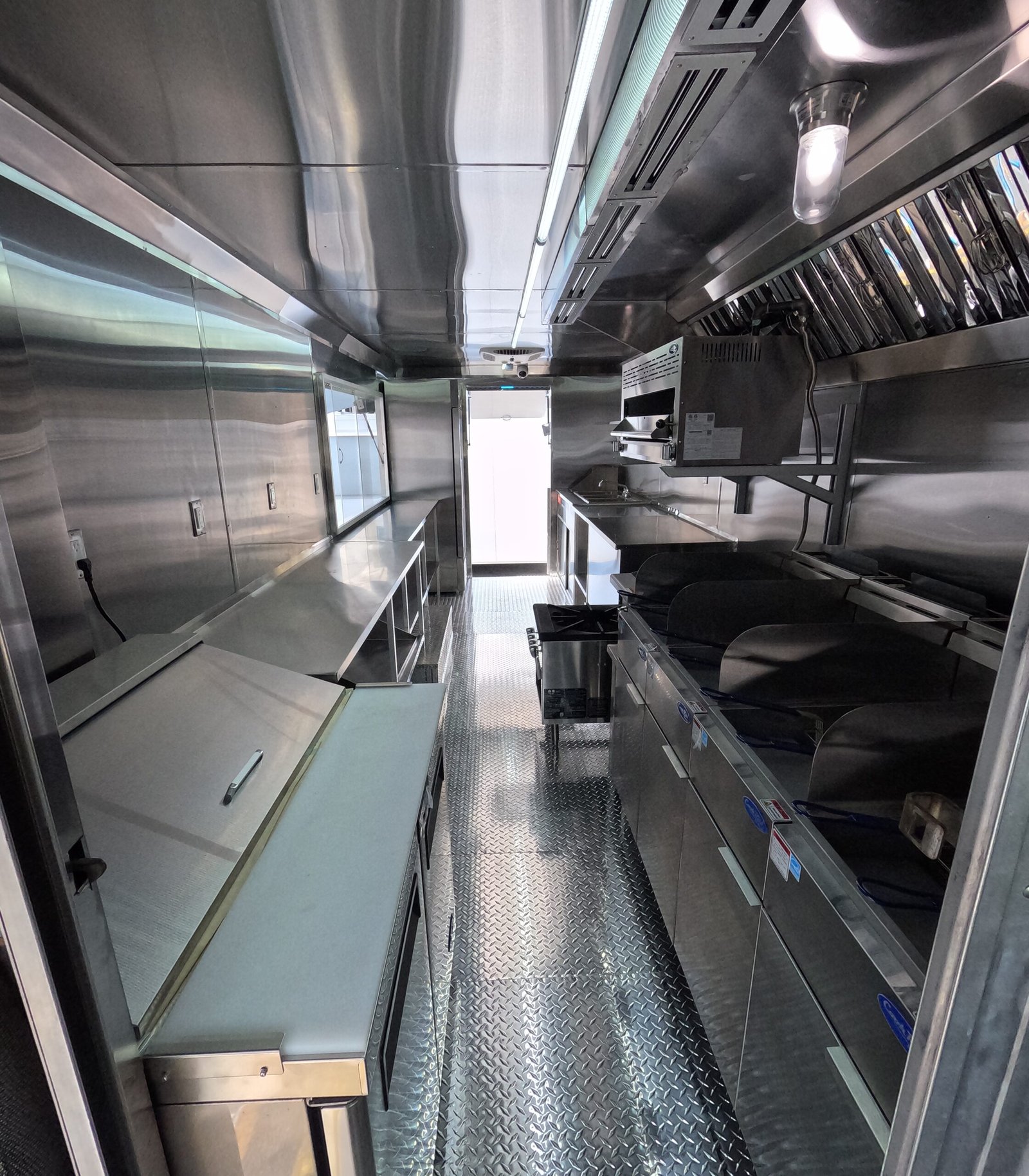 Avie Lee’s Fish And Chicken. Custom Food Truck And Trailer Manufacturer