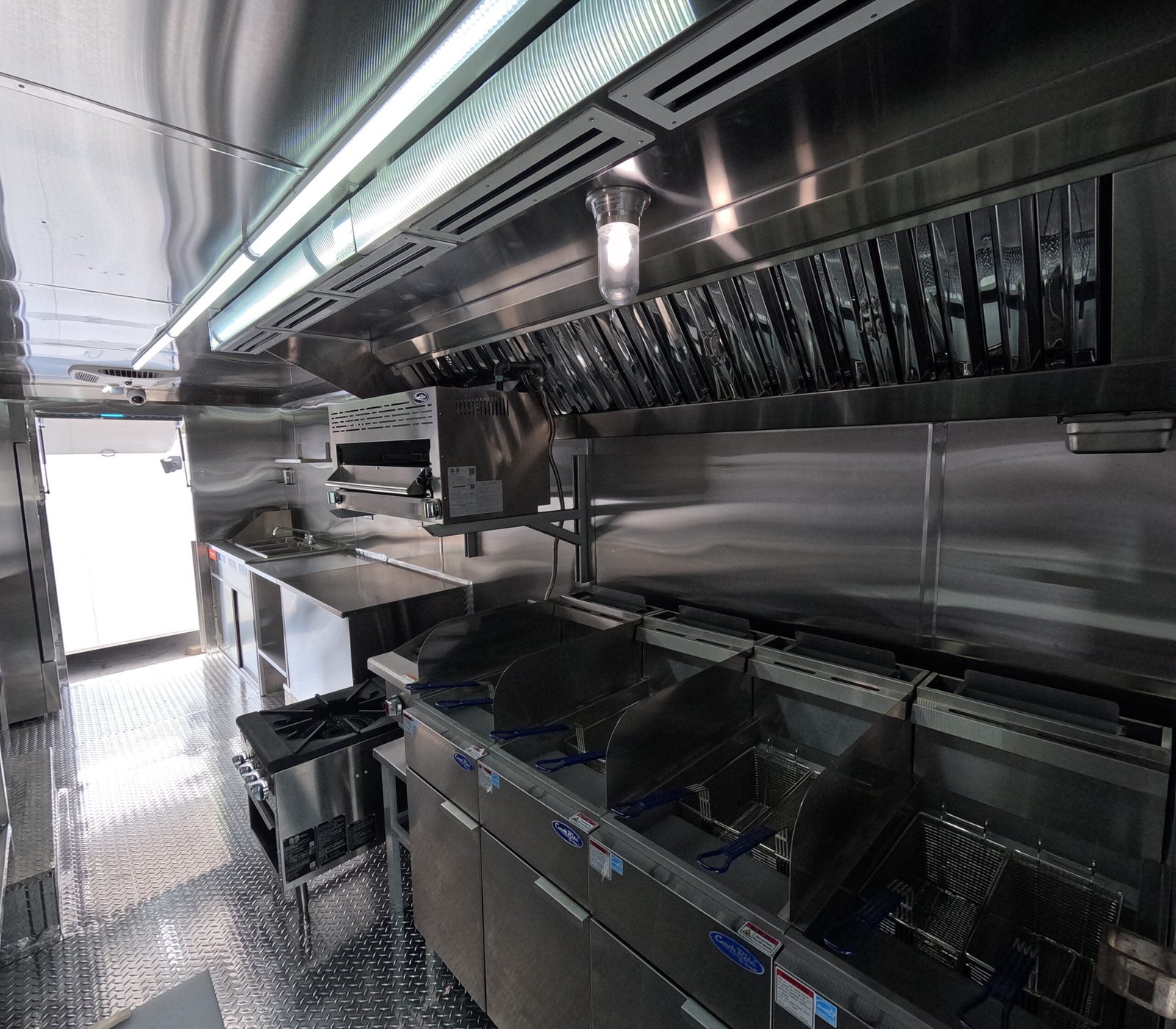 Avie Lee’s Fish And Chicken. Custom Food Truck And Trailer Manufacturer